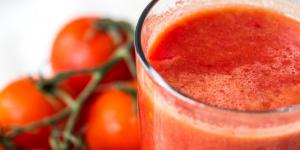 ¿Cuáles son los beneficios del jugo de tomate y cuándo es mejor evitarlo?