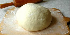 دستور تهیه خمیر پیتزا نازک: آماده سازی