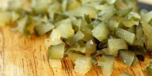 Hogyan készítsünk majonézes salátát uborkából, tojásból és zöldhagymából