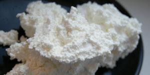 저지방 코티지 치즈 : 제품의 장점과 해로움 저지방 코티지 치즈